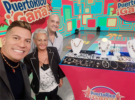 Miguel Francisco, mother, and host Alex DJ on the set of PR Gana